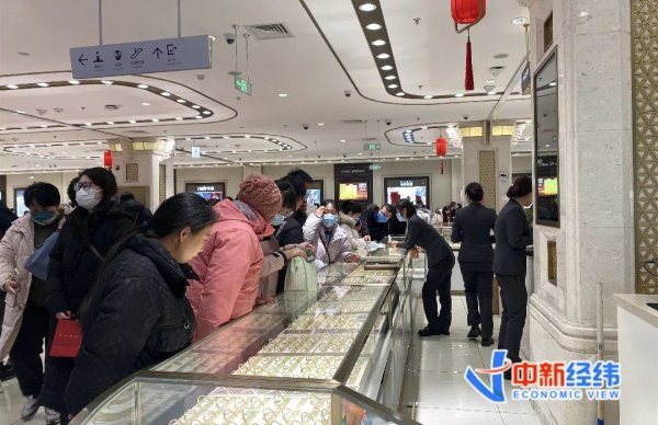 股票配资排名  金饰克价一年涨了200元，“顾客比平时多好几倍”